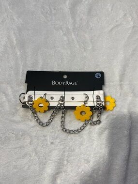 BODYRAGE Spencer’s White & Yellow Daisy Chain Choker